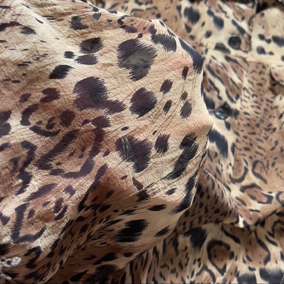 Chico’s Animal Print 💯% Silk Top Sz 1 (M) - Picture 14 of 15